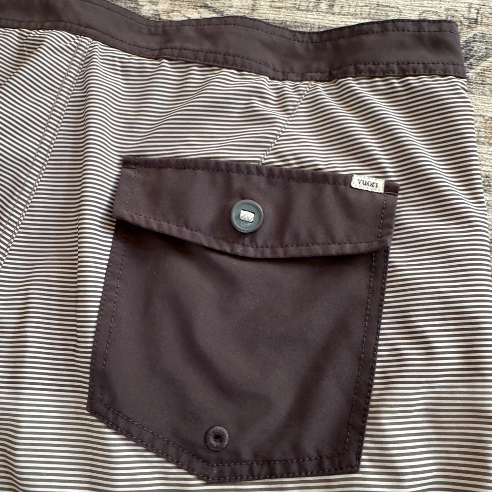 Vuori Board Shorts, Size 36 - Picture 14 of 15